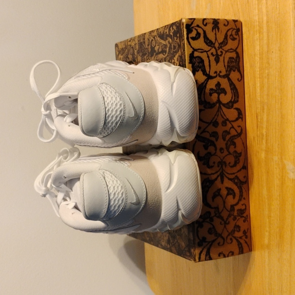 Brand New Nike Women's Sneakers Size 12 - Picture 5 of 6